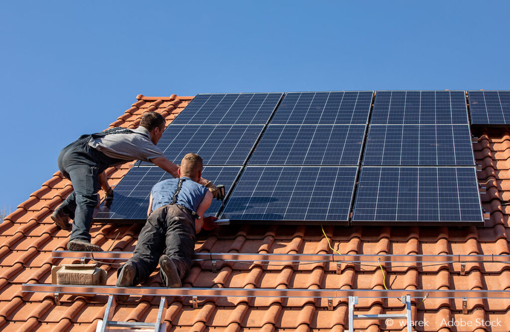 Installation Photovoltaikanlage auf dem Dach